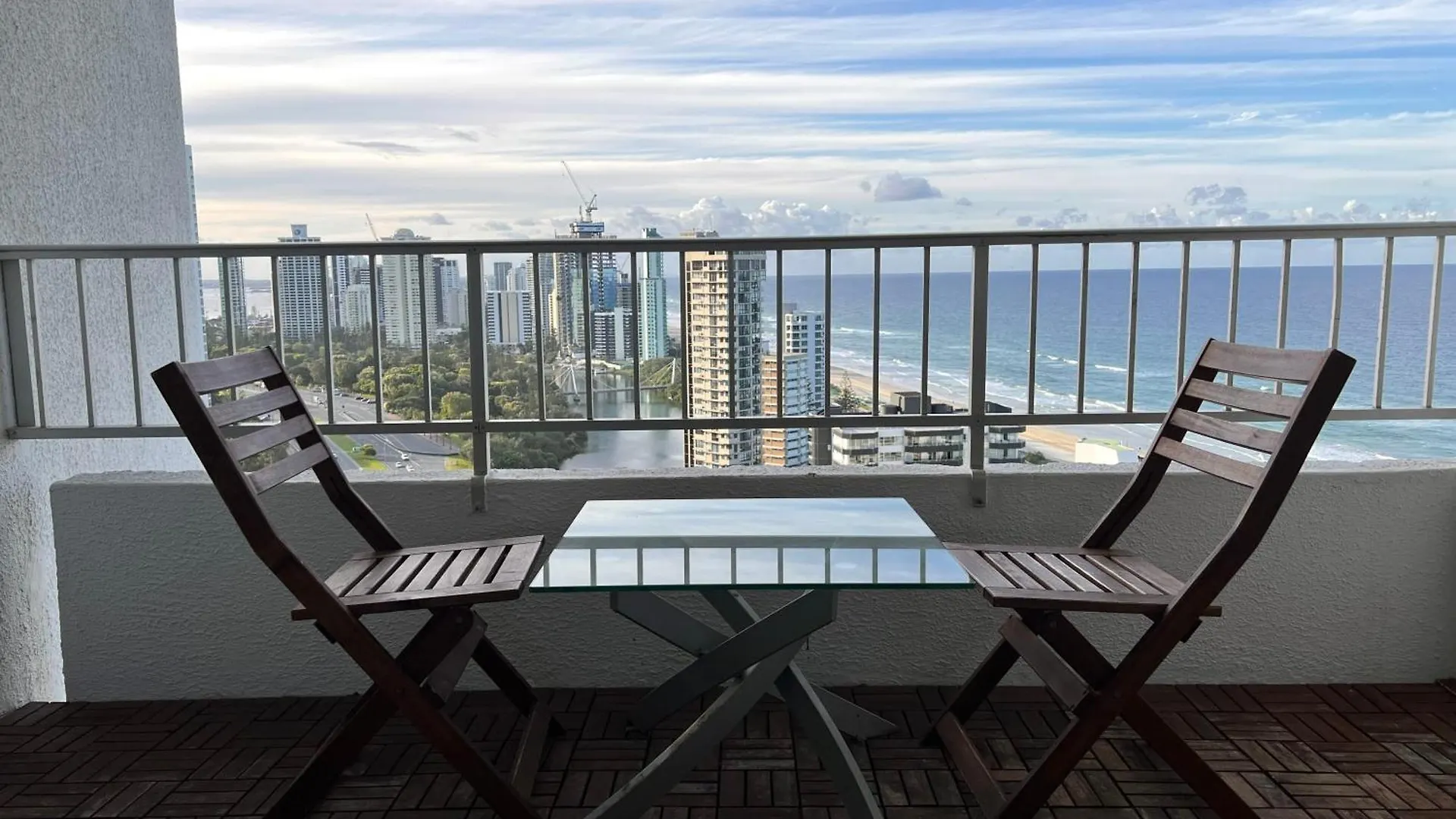 High Level Spacious Ocean View Apt At Surfers Gold Coast
